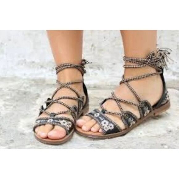 FOREVER 21 | Embroidered Lace Up Sandals - Picture 3 of 9